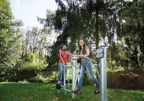 Fitnessgeräte bei Wassertretanlage Kinding