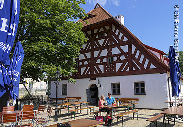 Brotzeit im Biergarten des Gasthof Blomenhof in Neumarkt