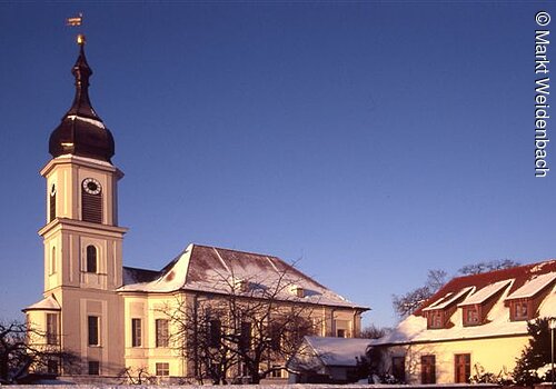 Ansicht auf die verschneite Hofkirche Weidenbach.