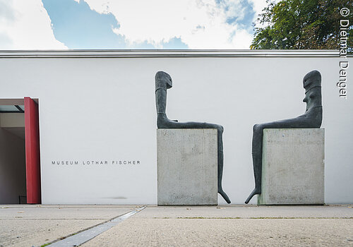 Sitzendes Paar vor dem Museum Lothar Fischer in Neumarkt