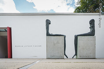 Sitzendes Paar vor dem Museum Lothar Fischer in Neumarkt
