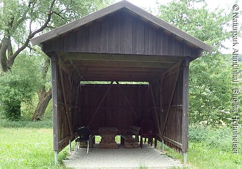 Die Schutzhütte auf dem Bootsrastplatz ist komplett aus Holz gebaut und steht auf einer gepflasterten Ebene, damit man bei einem Unwetter nicht zu nass wird.