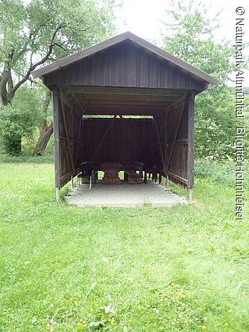 Die Schutzhütte auf dem Bootsrastplatz ist komplett aus Holz gebaut und steht auf einer gepflasterten Ebene, damit man bei einem Unwetter nicht zu nass wird.