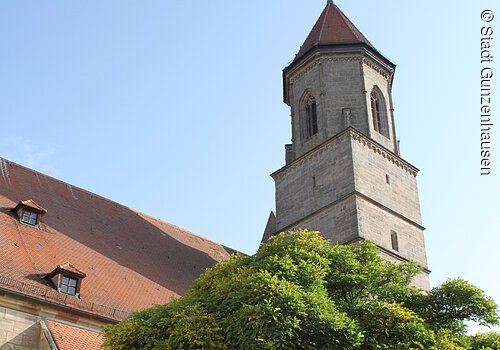 Hier sieht man die Stadtkirche mit Ihrem großen Eingangstor