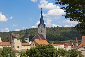 Stadtansicht mit Stadtpfarrkirche und Wehrmauer