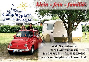 Werbung des Campingplatz Zum Fischer Michl. Kinder sitzen in einem kleinen roten Cabrio anwelchem ein kleiner Wohnwagen hängt. Am oberen Bildrand ist zu lesen klein fein familiär sowie die Adresse des Campingplatzes. Wald Seezentrum 4 91710 Gunzenhausen Telefon 098312784 Fax 0983180397 und die Webseite www.camping-fischer-michl.de