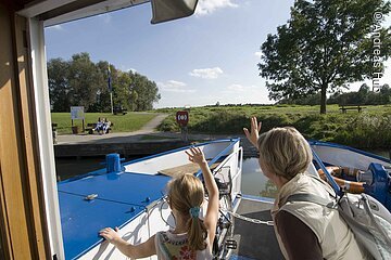 Zwei Passagiere winken ihren Lieben zum Abschied beim Ablegen der MS Altmühlsee