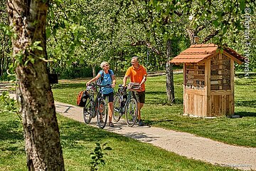 Spaziergang mit dem Fahrrad