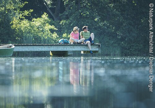 Wanderer am Kratzmühlsee bei Kinding