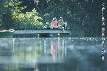 Wanderer am Kratzmühlsee bei Kinding