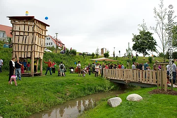 mit Burgfried und Seilbrücke