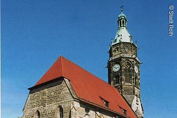 Rückansicht auf die Evangelische Stadtpfarrkirche in Roth mit dem Glockenturm mit romantischen Elementen.