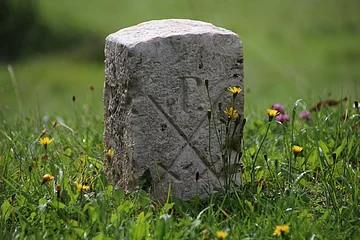 Einer der Grenzsteine auf dem Grenzsteinfeld bei Stauf