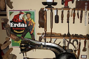 Alte Geräte kann man in der Schusterwerkstatt im Heimatmuseum Merkendorf bestaunen.