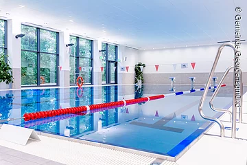 mit Hubboden und Nichtschwimmerbereich