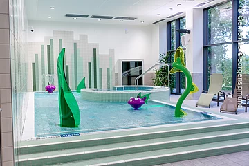Kinderbecken mit Wasserspielgeräten und Whirlpool, Liege- und Ruhebereich