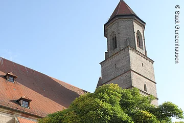 Hier sieht man die Stadtkirche mit Ihrem großen Eingangstor