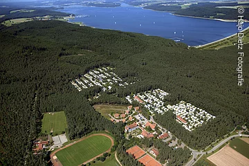 Nur unweit des Brombachsees ist der großzügige Waldcampingplatz Brombach gelegen, der den Gästen zahlreiche Freizeitmöglichkeiten bietet.