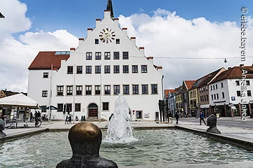 Obere Marktstraße, Brunnen von Lothar Fischer, Altes Rathaus, Neumarkt in der Oberpfalz, Deutschland,