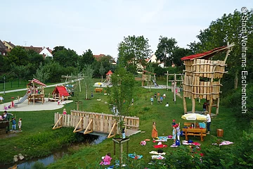 Blick auf den Ritterspielplatz in Wolframs-Eschenbach, der den Kindern verschiedene Attraktionen bietet.