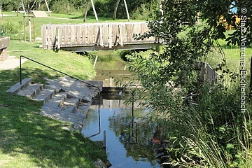 Für eine Abkühlung nach dem Toben sorgt ein kleiner Bach, der neben dem Ritterspielplatz in Wolframs-Eschenbach verläuft.
