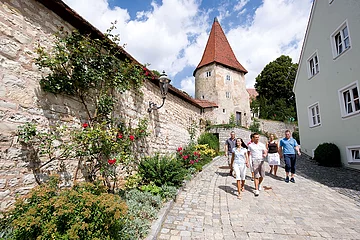 Gruppe spaziert entlang der Stadtmauer Greding
