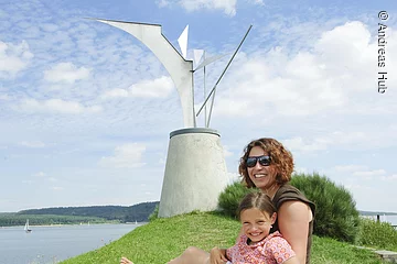 Ein Mutter und ihr Kind picknicken im Vordergrund des Phoenix in Ramsberg.