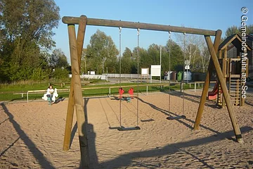 Schaukel am Spielplatz am Seezentrum Muhr am See.