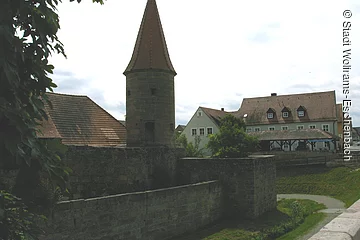 Die Stadtmauer mit Turm von Wolframs- Eschenbach.