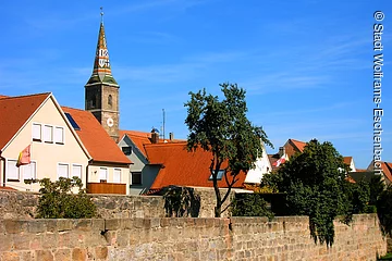 Beim Blick über die Stadtbefestigung Wolframs-Eschenbachs kann man den Kirchturm sehen.