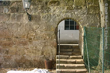 Für Fußgänger gibt es in der Wolframs- Eschenbacher Stadtmauer einen kleinen Durchgang.