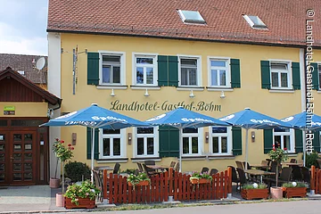 Das Landhotel Böhm läd sowohl in den Gasthof als auch in den gemütlichen Biergarten zum Verweilen ein.