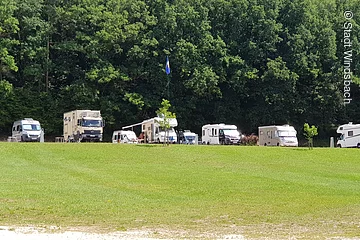 Wohnmobile auf dem Wohnmobilstellplatz Waldstrandbad Windsbach