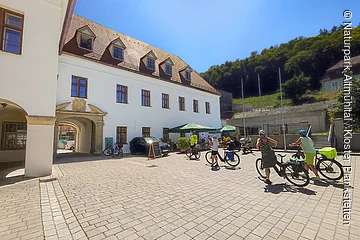 Eine Gruppe Radfahrer macht sich auf den Weg zur Schenke.