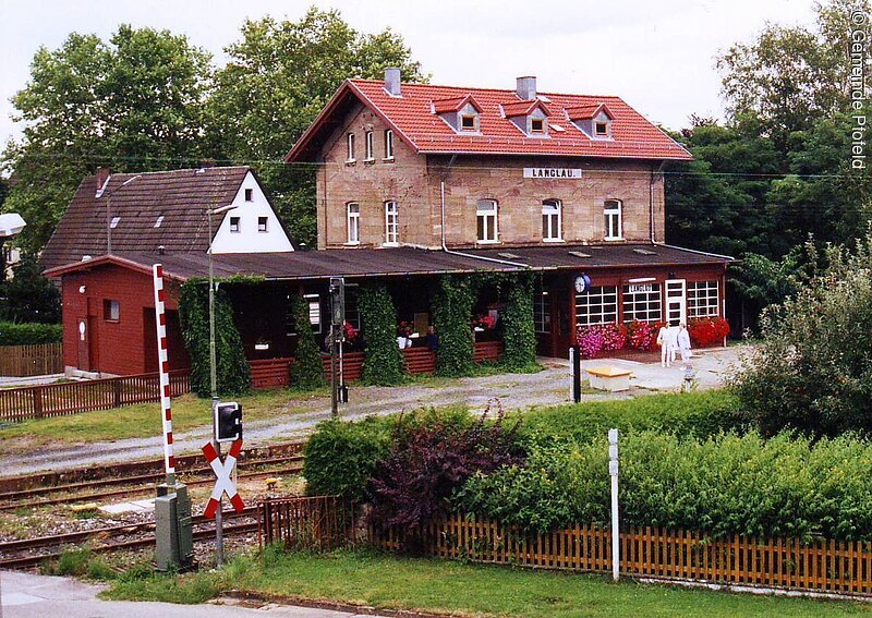 Rotes Bahnhofgebäude in Langlau