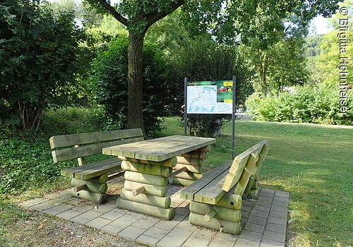 Holzbänke mit Tisch an der Anlegestelle Ilbling.