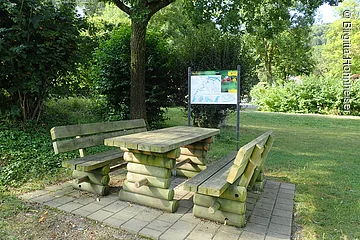 Holzbänke mit Tisch an der Anlegestelle Ilbling.