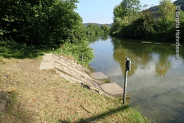 Bootsanlegestelle Ilbling mit Betonstufen und Holzrutsche.