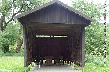 Die Schutzhütte auf dem Bootsrastplatz ist komplett aus Holz gebaut und steht auf einer gepflasterten Ebene, damit man bei einem Unwetter nicht zu nass wird.