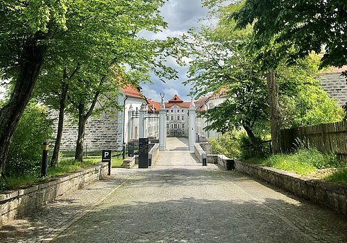 Blick von der Fürstenstraße auf Schloss Hirschberg