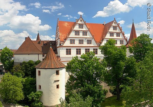 Panoramablick auf das Schloss Ratibor mit seinen Türmen und grünen Bäumen in Roth.