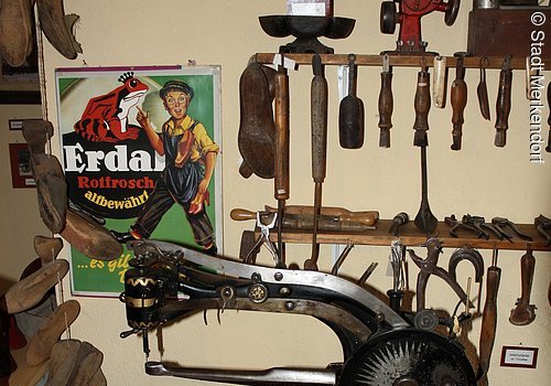 Alte Geräte kann man in der Schusterwerkstatt im Heimatmuseum Merkendorf bestaunen.