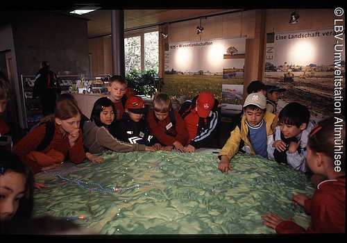 Kinder lassen sich an einem Modell des Fränkischen Seenland den Lebensraum Altmühlsee erklären