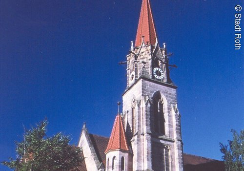 Außenansicht auf die im neugotischen Stil errichtete, katholische Kirche St. Maria in Roth.