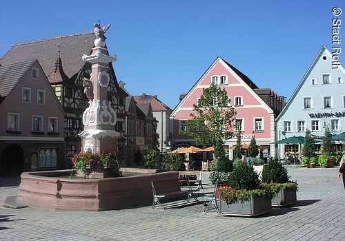 Der Marktgrafenbrunnen auf dem Rother Marktplatz.