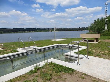 Den Blick zum See genießen während man kneippt.