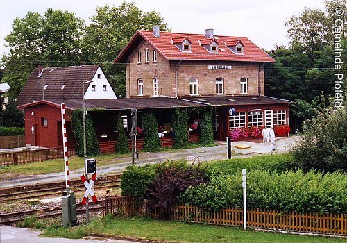Rotes Bahnhofgebäude in Langlau
