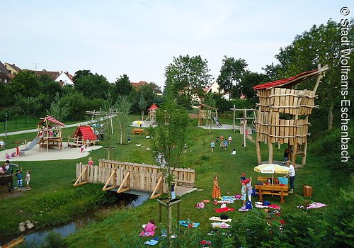 Blick auf den Ritterspielplatz in Wolframs-Eschenbach, der den Kindern verschiedene Attraktionen bietet.