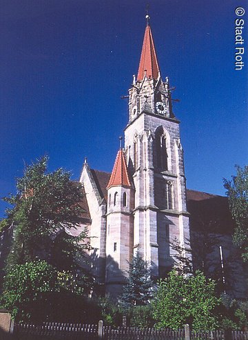 Außenansicht auf die im neugotischen Stil errichtete, katholische Kirche St. Maria in Roth.