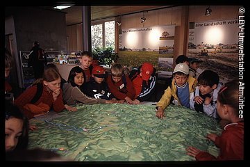 Kinder lassen sich an einem Modell des Fränkischen Seenland den Lebensraum Altmühlsee erklären